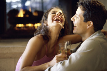 is she into me, first date tips, how do i know if my date is into me, signs my date is into me, signs a woman likes me, dating tips for men